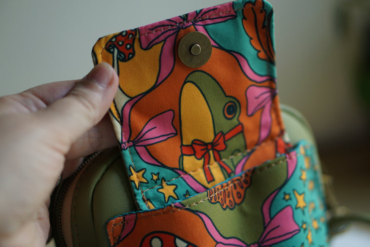 Frogging Daycation Crossbody
